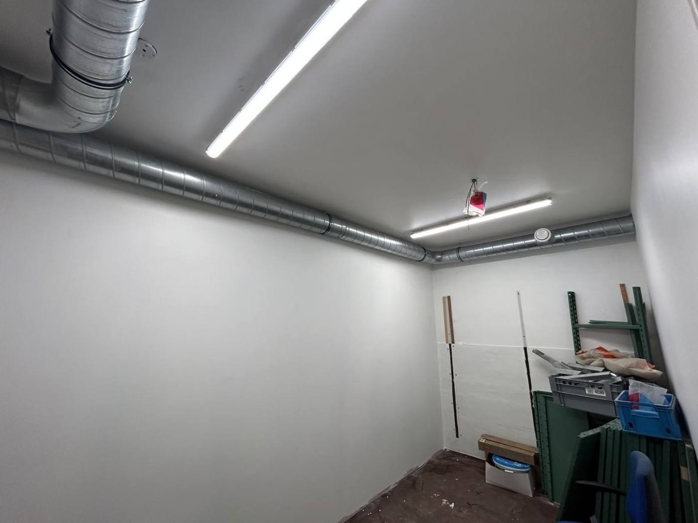 Gaines de ventilation courant le long d'un plafond