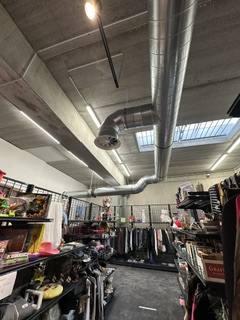 Gaine de ventilation installée au plafond d'un commerce