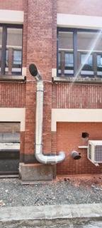 Sortie de ventilation en toiture sur façade en briques
