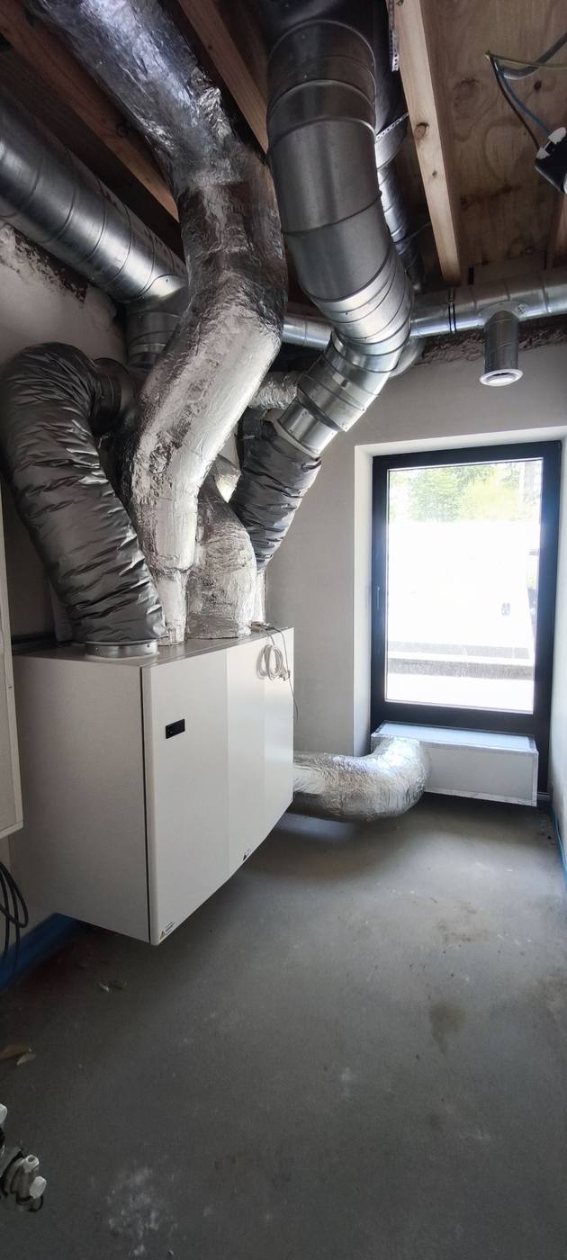 Groupe de ventilation double flux avec gaines isolées raccordées
